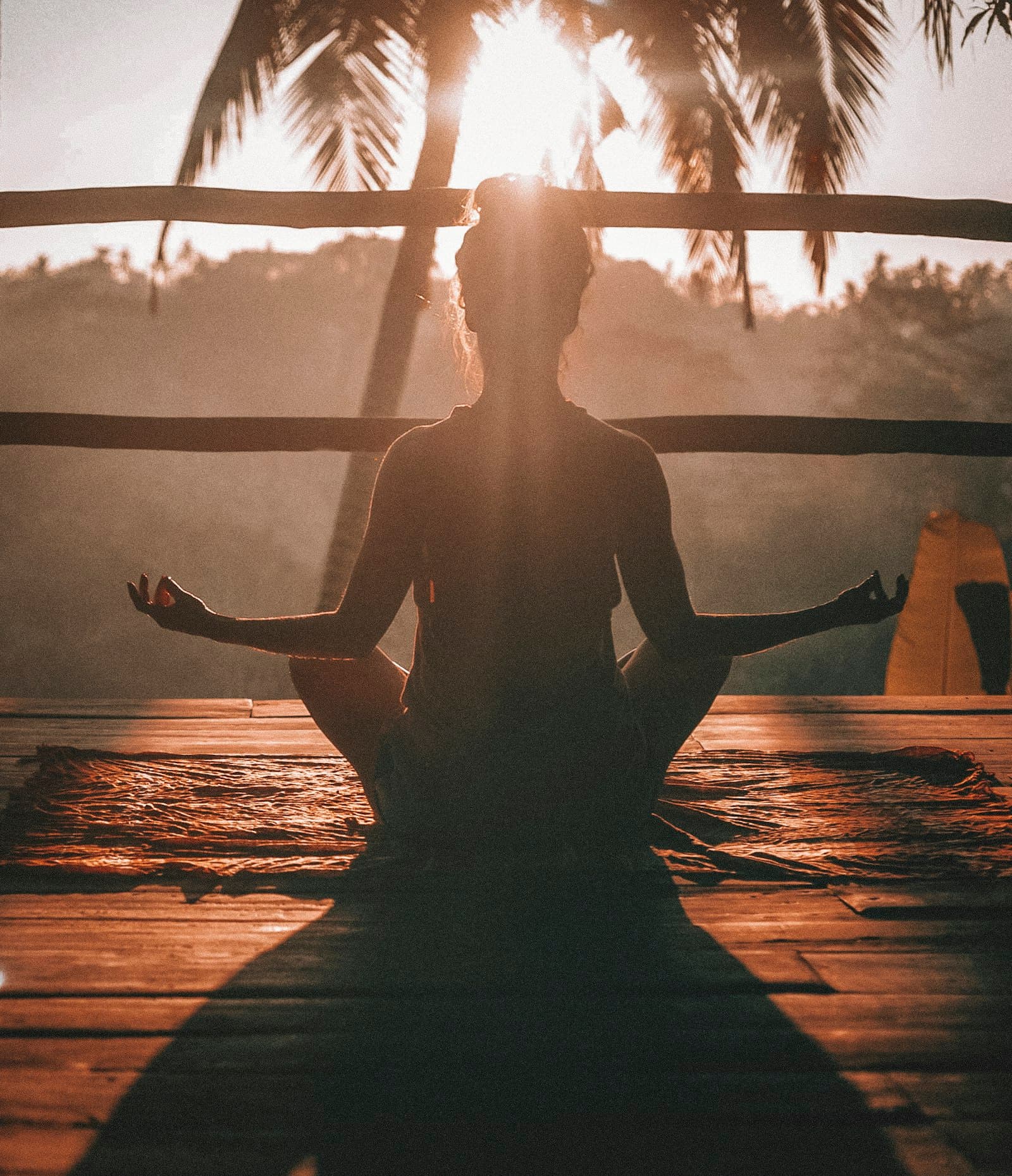Persona meditando al amanecer en un entorno natural